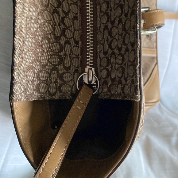 Coach Signature Gallery Jacquard Tan Canvas Tote With Leather Trim (authentic) - Picture 7 of 16